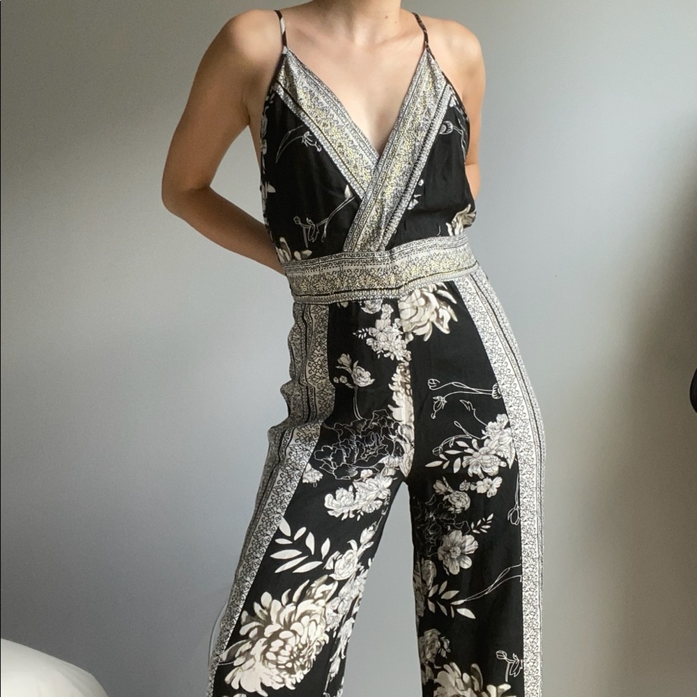 Black and white floral jumper with stud neckline detail, low-cut, wide-leg pant